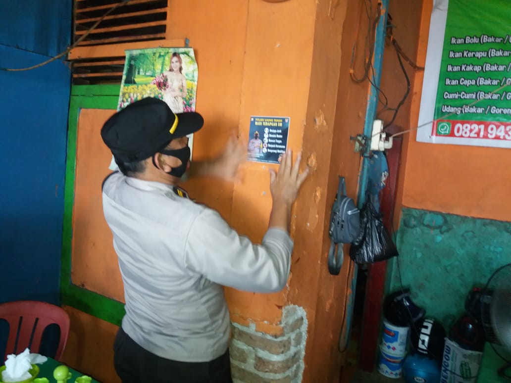 Personel Polsek Pasang Stiker 5 M terkait Prokes,
