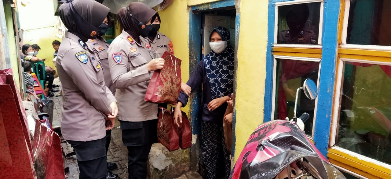 Bentuk Kepedulian Polri, Satbinmas Polres Pelabuhan Makassar Lakukan Binluh dan Berikan Paket Sembako