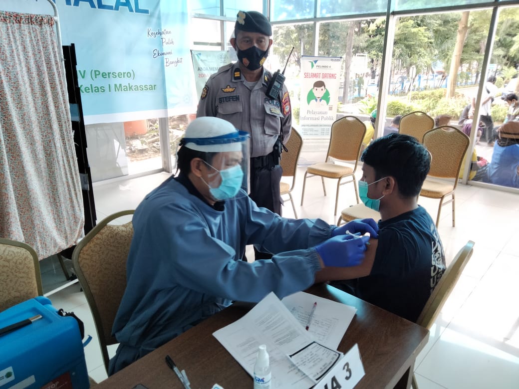 Polres Pelabuhan Makassar Berikan Pengamanan Vaksinasi dan Imbauan Prokes 