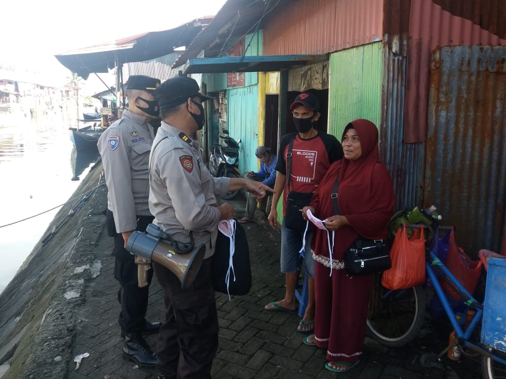 Memupuk Kesadaran Masyarakat terkait Prokes, Polres Pelabuhan Makassar rutin Blusukan dan Berbagi  Masker