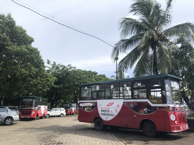Ilegal, Mobil Tangkasaki Diubah Jadi Bus Wisata