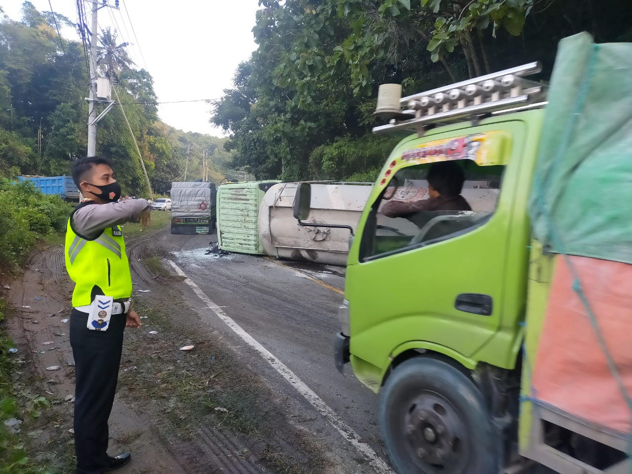 Mobil Pengangkut Semen Terbalik