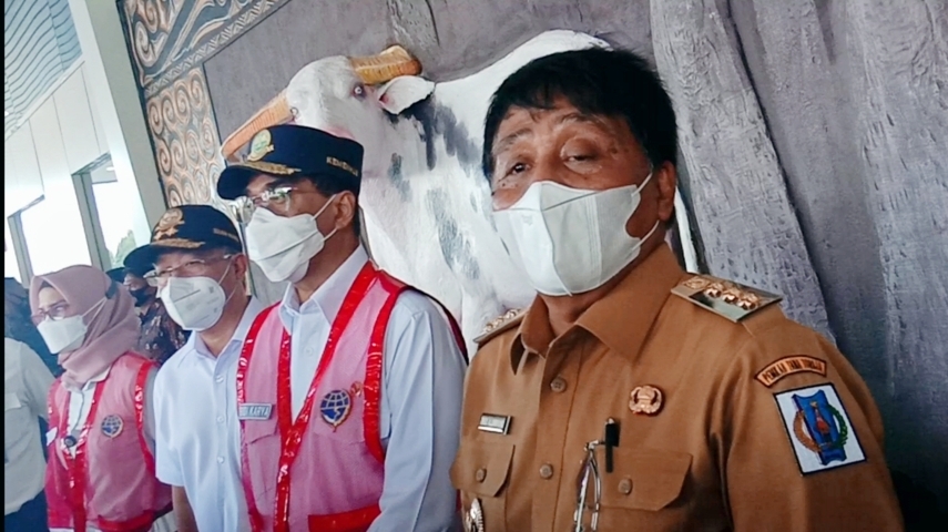 Potong Tiga Gunung untuk Bangun Bandara