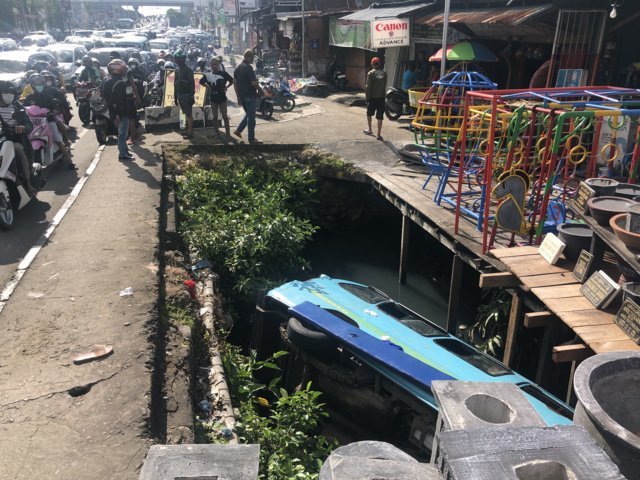 mobil petepete jatuh ke dalam go