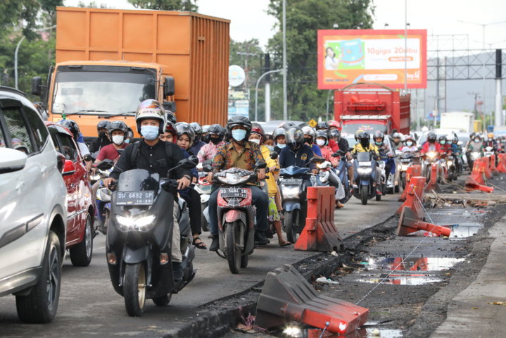Pengerjaan Jalan AP Petta Rani di depan kantor Telkom