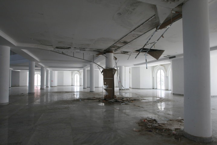 Plafon Masjid 99 Kubah  Berjatuhan,  Lantai Tergenang