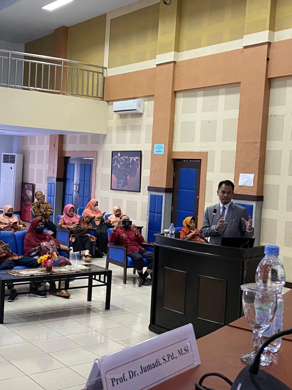 Kaji Pertukaran Sosial Elit Politik Antar WR III UMGo Raih Doktor di UNM