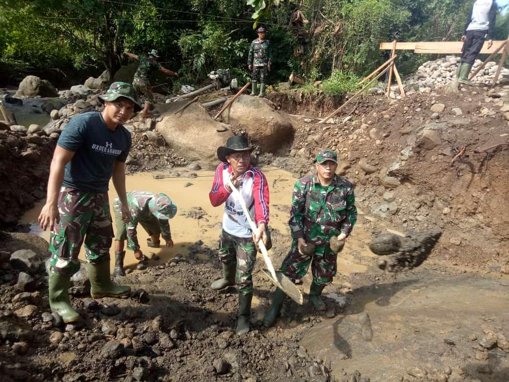 Buka Akses, Rintis Jalan  1.000 Meter dan Dua Jembatan