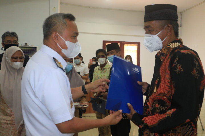 Wabup Serahkan KARIP PNS Purna Tugas