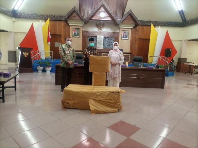 DPR RI Serahkan Bantuan Alkes
