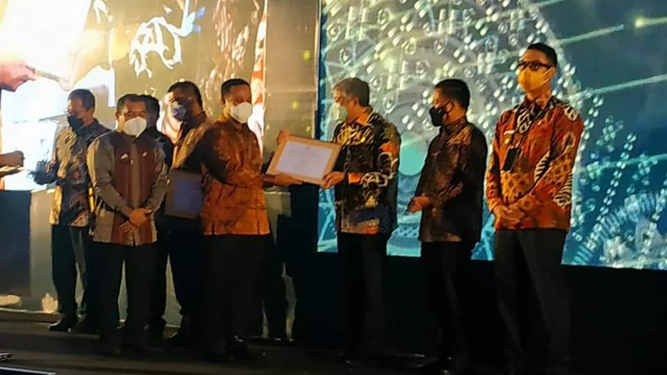 Bupati Terima Penghargaan Pinisi Sultan Awards