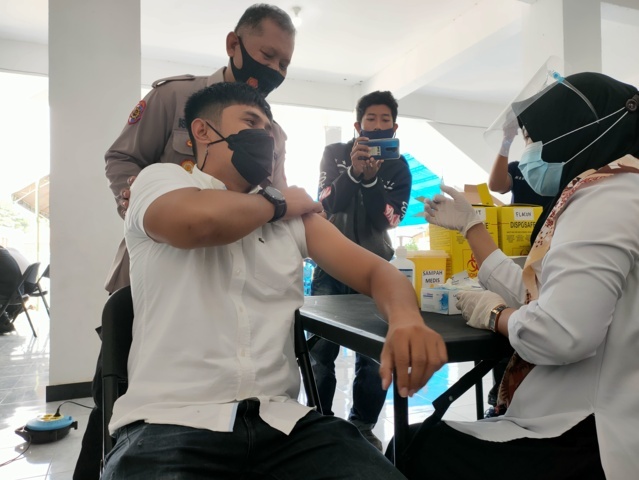 460 Personel Polisi Jalani Vaksinasi