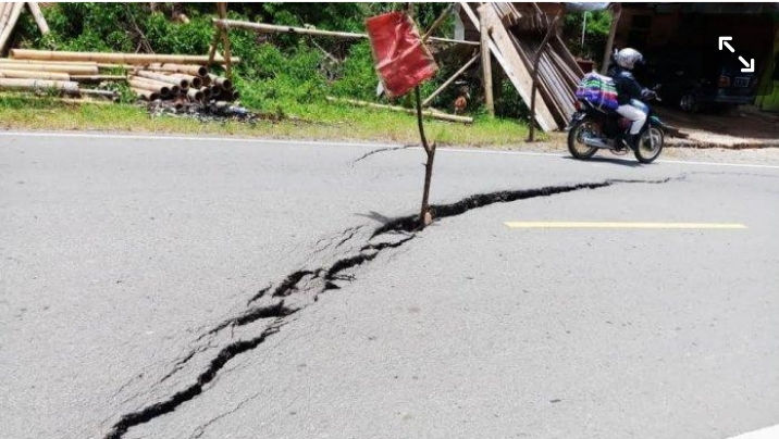 Jalan Poros Retak, Warga Diminta Waspada