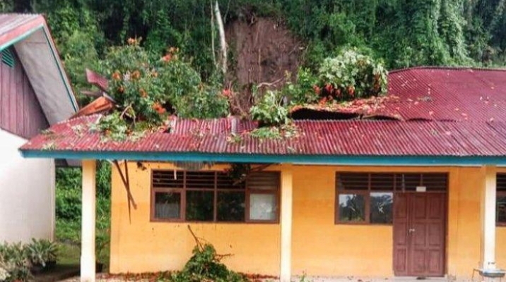 Pohon Tumbang Rusak Gedung Sekolah Dasar
