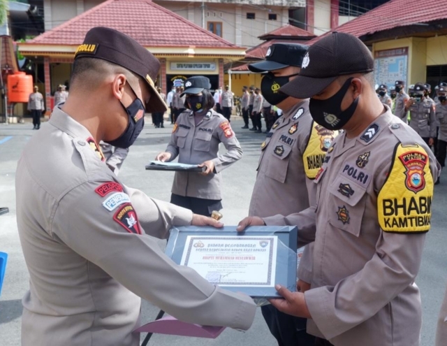 Personel Berprestasi Terima Reward