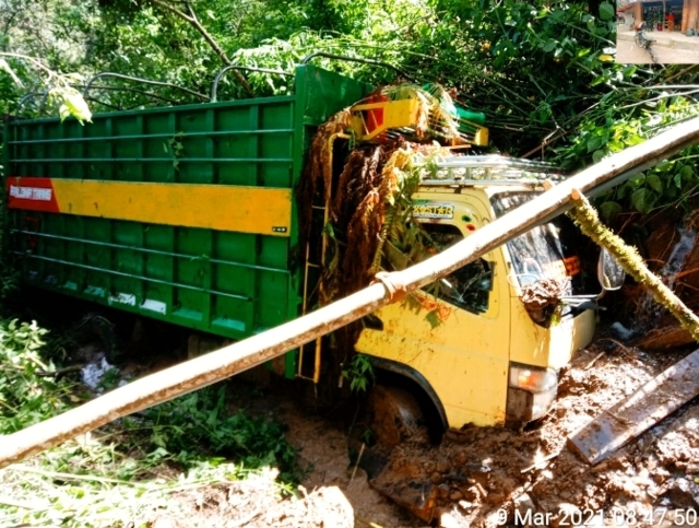 Truk Enam Roda Masuk Jurang