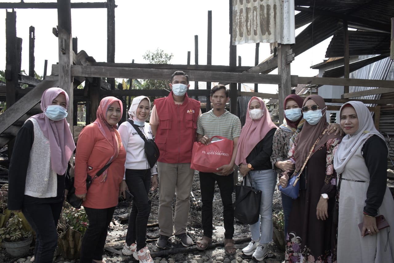 Andi Nirawati Bantu Korban Kebakaran di Ma’rang