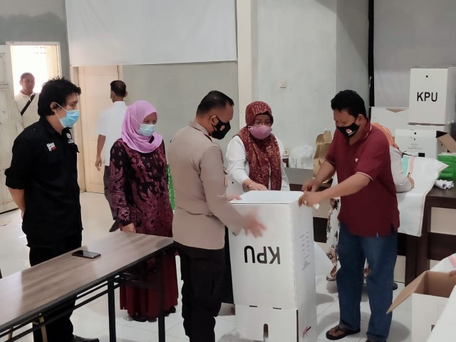 Bawaslu Maros Memantau KPU Yang Buka Kotak Suara