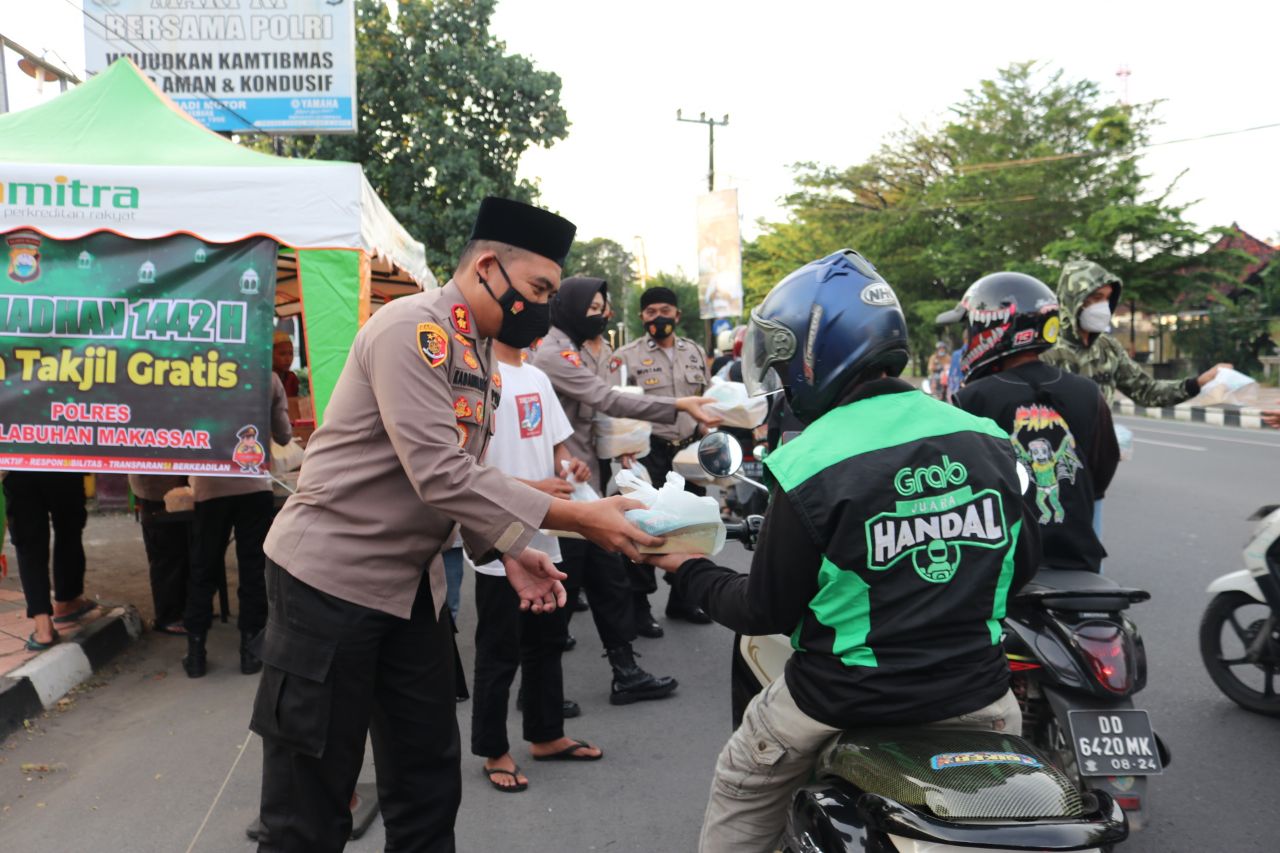 Menjemput Berkah Ramadhan, Polres Pelabuhan Makassar Bagi – bagi Takjil