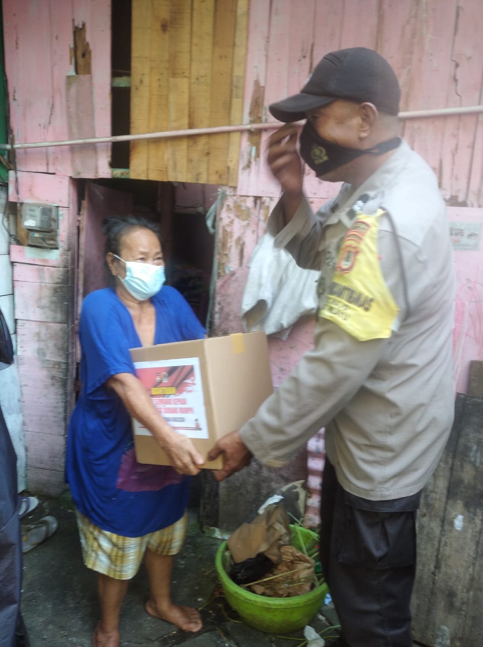 Bhabinkamtibmas Polres Pelabuhan Makassar Salurkan Sembako Ramadhan Kepada Terdampak Covid-19