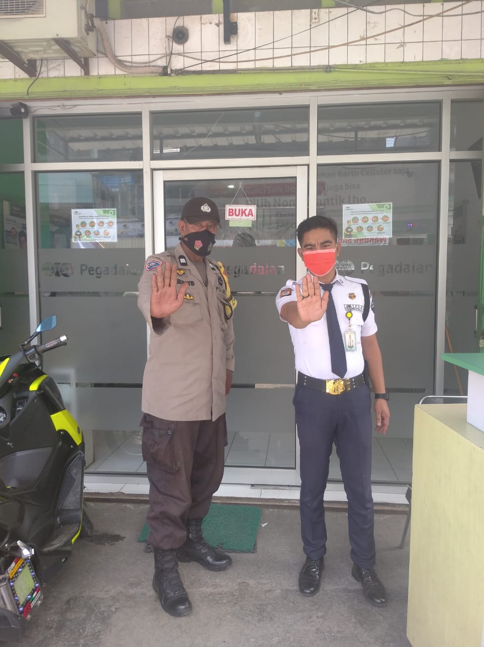 Keliling Kelurahan Cegah Penyebaran Covid  Bhabinkamtibmas Melayu ingatkan Prokes kepada Warga