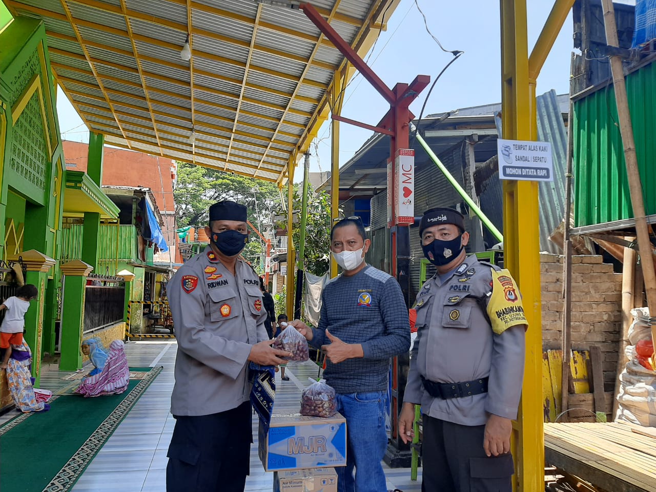 Raih Berrkah  Ramadhan, Polsek Ujung Tanah Berbagi Takjil di Masjid
