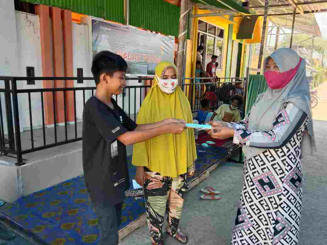 Pemerintah Desa Sunggumanai Bagi Masker ke Jamaah Masjid