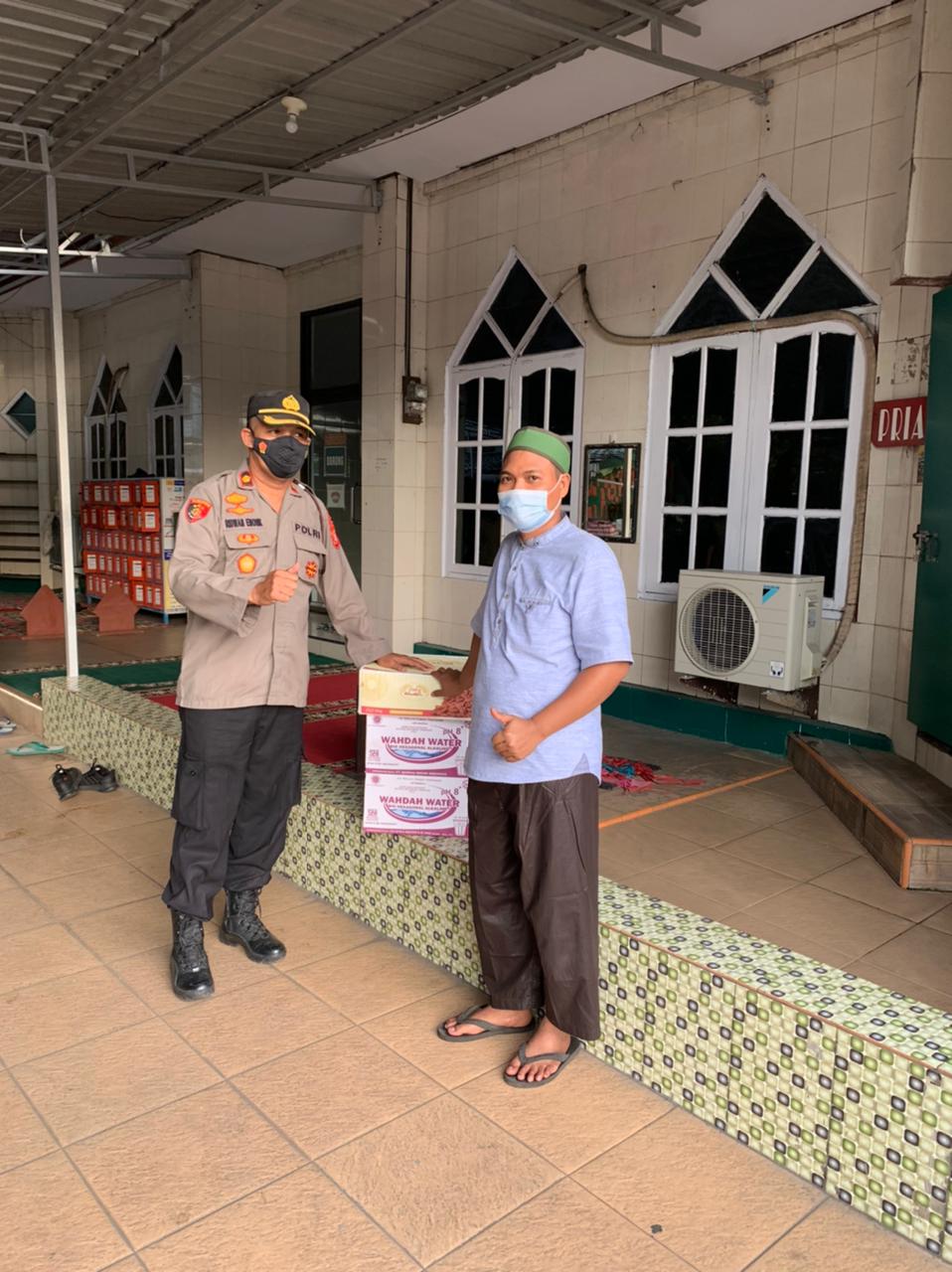 Ramadhan ditengah Pandemi covid-19, Polsek Ujung Tanah Semangat Berbagi dengan Warga