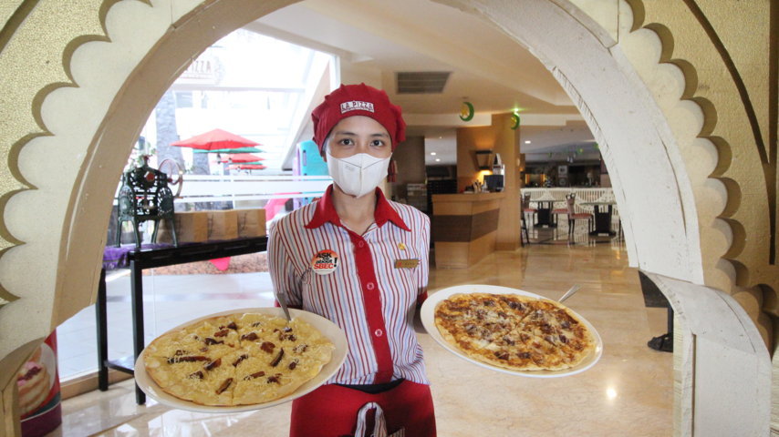 Pizza Dimasak di Tungku  Pakai Kayu Kopi