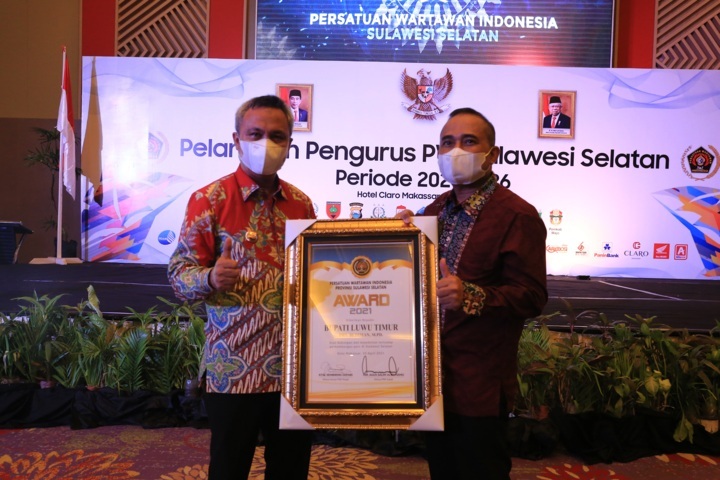 Bupati Lutim Terima Penghargaan PWI