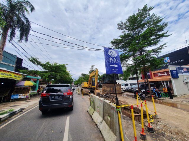 Pengerjakan Saluran Pembuangan di Jalan Bontolempangan