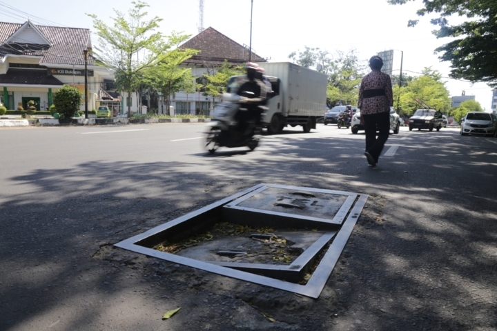 Penutup kabel Telkom di Jalan Ahmad Yani