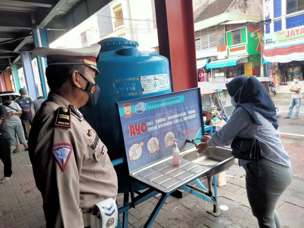 Polres Pelabuhan Makassar  Awasi dan Ingatkan Prokes Pada Masyarakat Dengan Humanis
