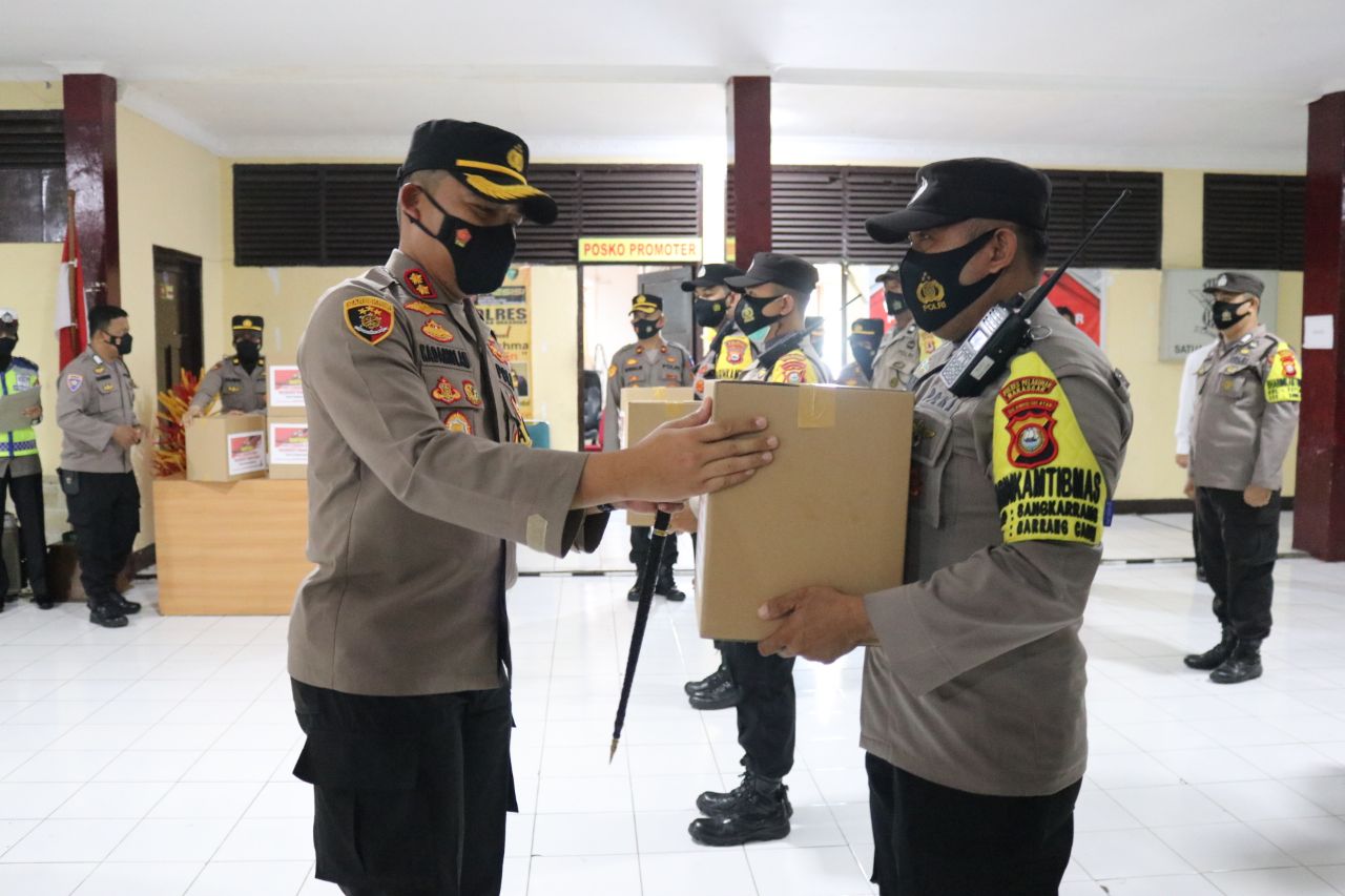 Kapolres AKBP Kadarislam Berbagi  Sembako Kepada Warga Kurang Mampu