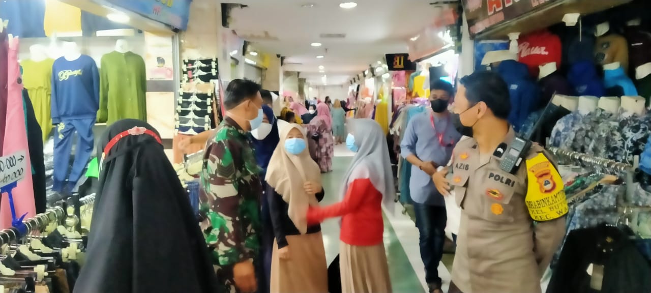 Bhabinkamtibmas Butung dan Babinsa Kompak Berikan Imbauan Prokes