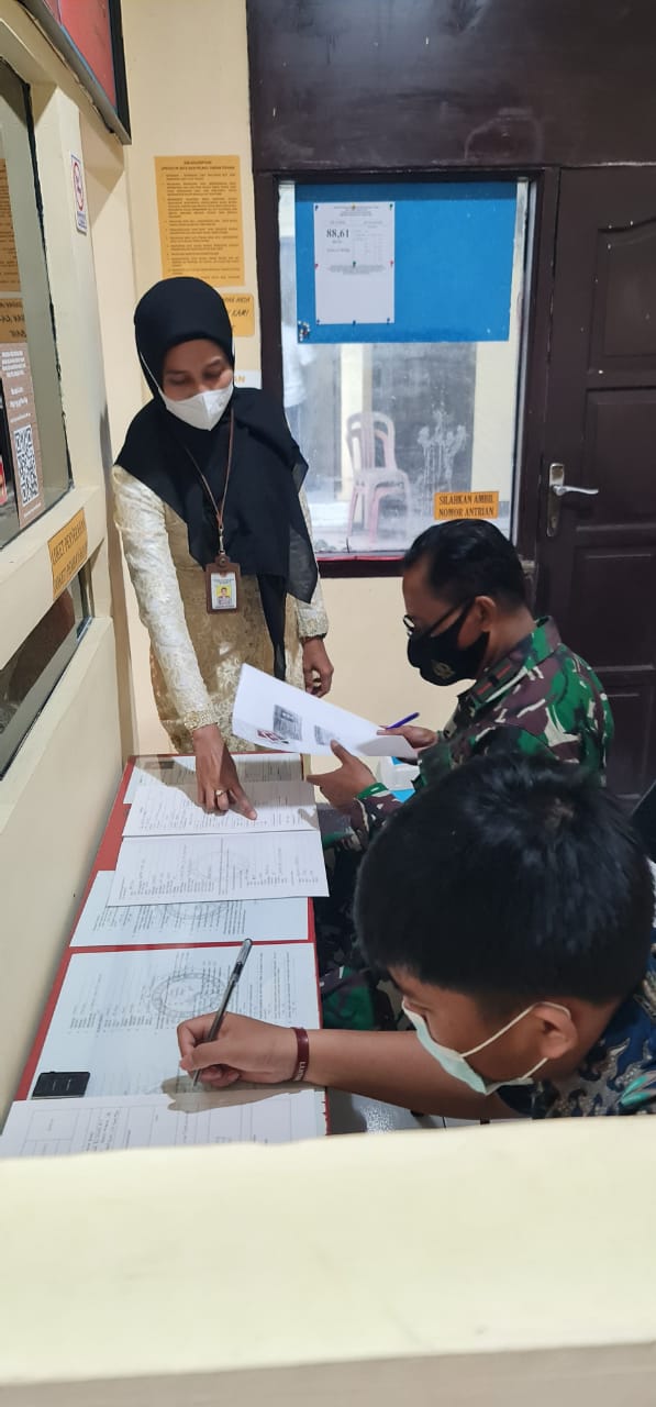 Peringati Hari Kartini, Polwan Polres Pelabuhan Makassar Kenakan Kebaya Saat Berikan Pelayanan SKCK