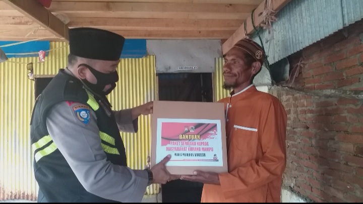 Warga Pulau Barrang Caddi terima paket Sembako dari Kapolres AKBP Kadarislam