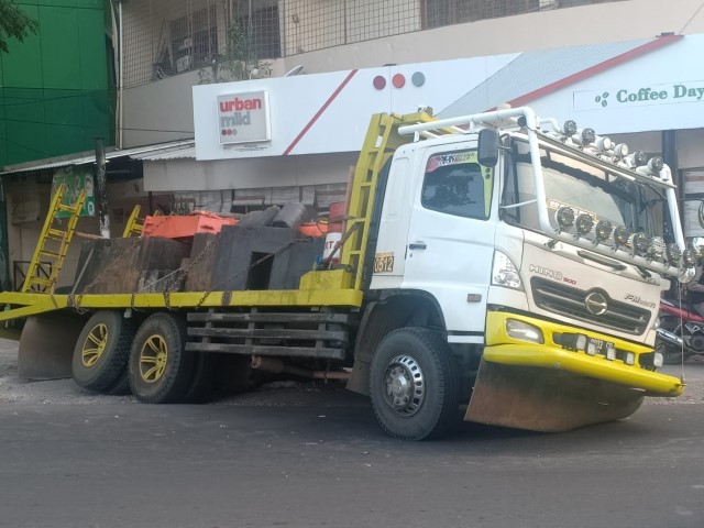 truk terperosok di sebuah belokan Jalan Urip Sumohardjo