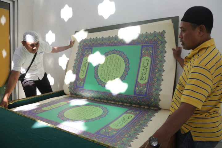 Al-Quran raksasa di Masjid Raya Makassar