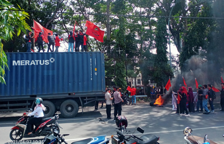 Dua Kelompok Massa Demo Kejari & Kantor Bupati