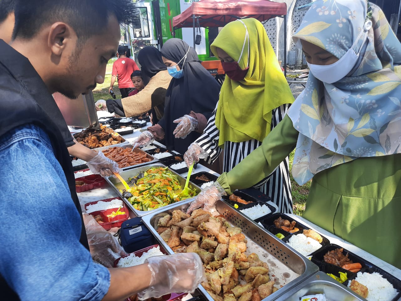 Humanity Food Truck ACT Bagi Paket Berbuka Puasa untuk Santri Ponpes