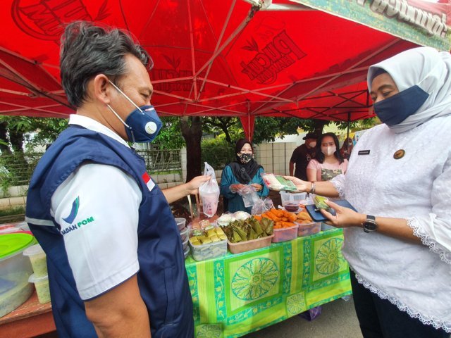 Dinas Kesehatan Kota Makassar dan BPOM melakukan pemeriksaan makanan