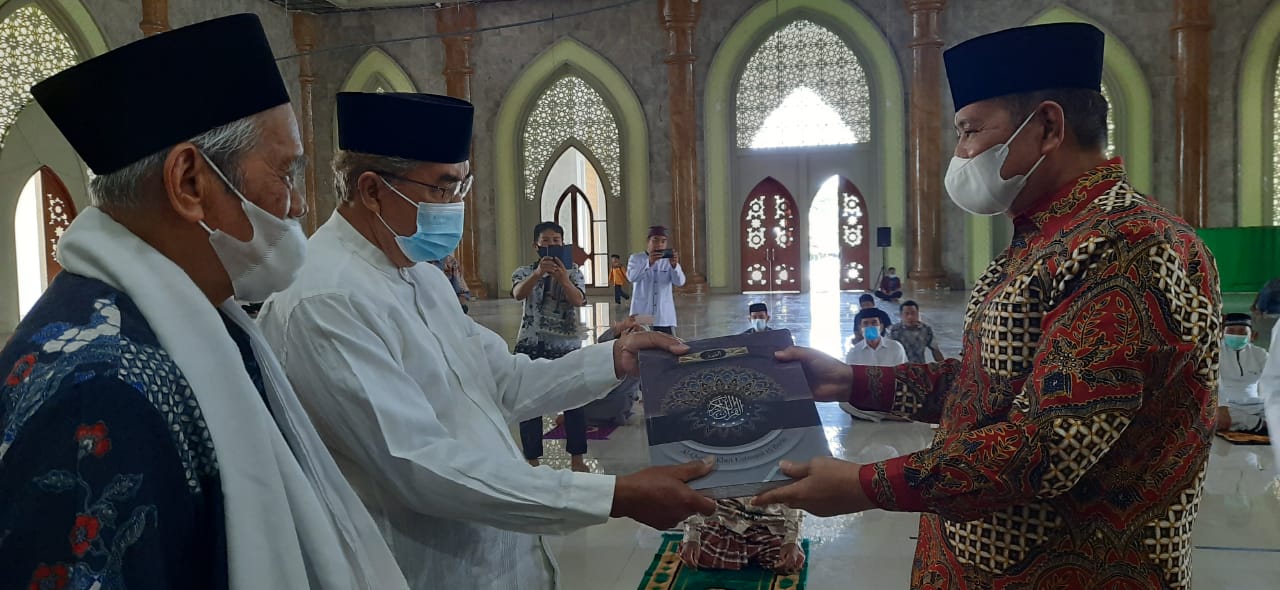 Bupati Bantu 100 Mushaf  ke Masjid Agung