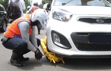 Gunakan Badan Jalan Kendaraan Digembok