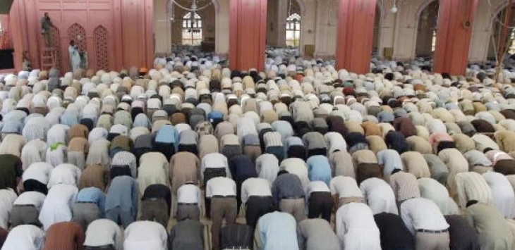 Suardi Tarwih Pertama di Masjid Agung