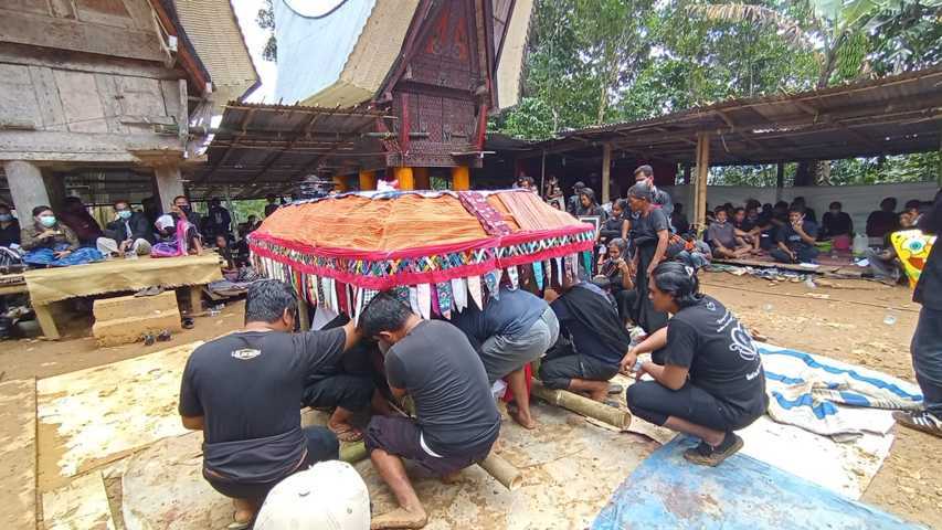 Guru Korban KKB Papua Dimakamkan di Sa’dan