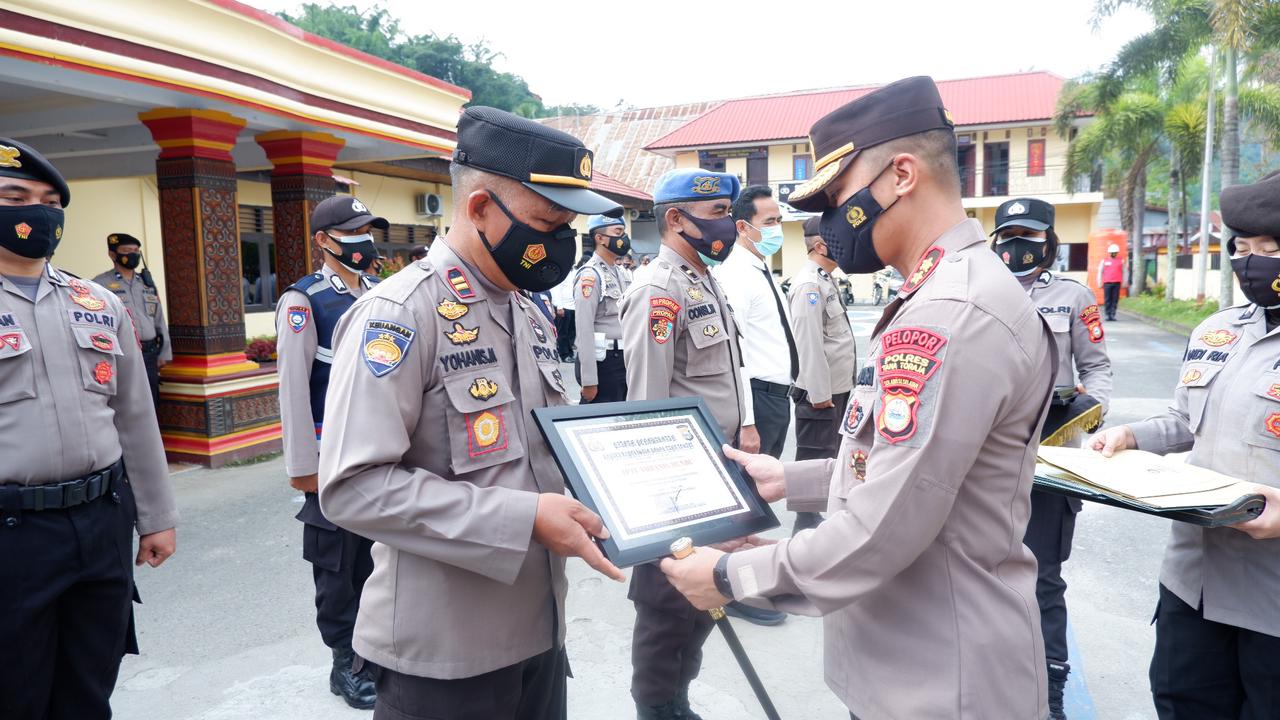 Personel Berprestasi Terima Reward