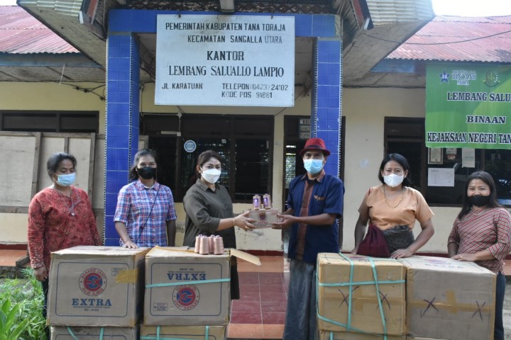 ESR Bantu Benang Jahit Kampung Tenun