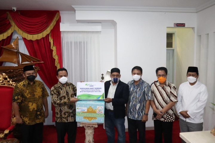 Peringati Hari Buruh, Bagikan 520 Paket Sembako