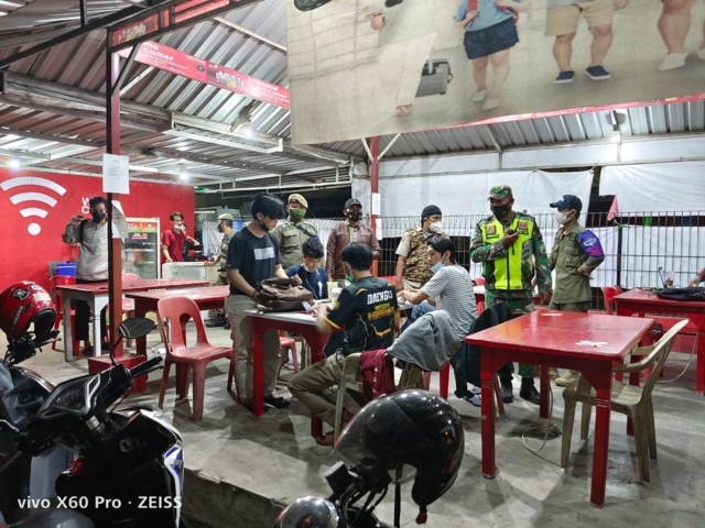 Satgas Raika Bubarkan Pengunjung Warkop